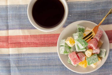 Masanın üzerinde geleneksel Doğu tatlılar