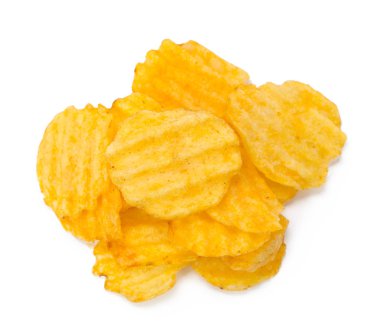 Beyaz arkaplanda izole edilmiş sarı patates cipsi