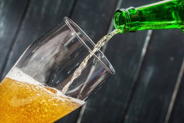 Ahşap arka planda bir bardak bira