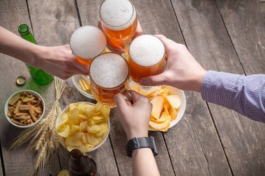 İnsan eli ile bira gözlük 