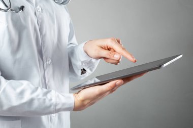 bilgisayar tablet doktor elinde