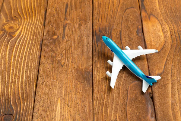 Brinquedo Avião Passageiros Fundo Madeira Rústica — Fotografia de Stock
