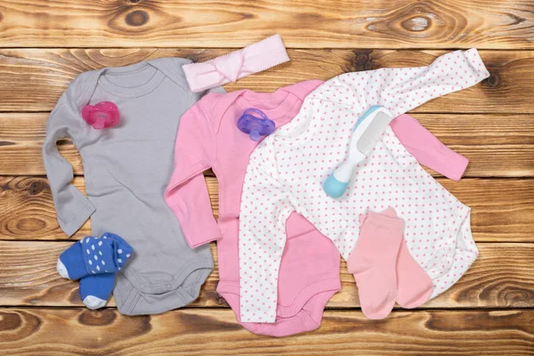 Bebek sayfalar üzerinde ahşap masa