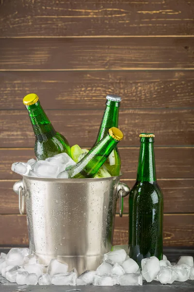 Bira Şişeleri Ile Buz Kovası — Stok fotoğraf