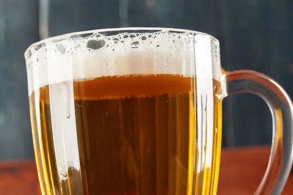 木製のテーブルの上のビールのマグカップ — ストック写真