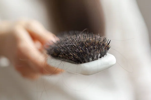 Haarausfall Bei Haarbürsten Aus Nächster Nähe — Stockfoto