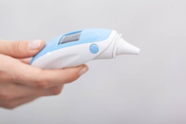 Hasta bir termometre ile