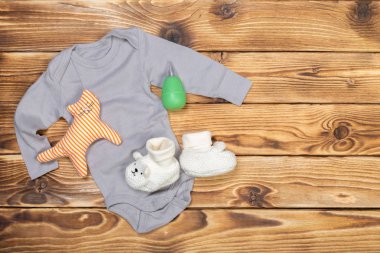 Bebek sayfalar üzerinde ahşap masa