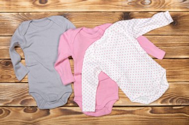 Bebek sayfalar üzerinde ahşap masa