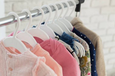 Çocuk Giyim Askıları üzerinde asılı