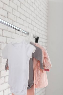 Çocuk Giyim Askıları üzerinde asılı