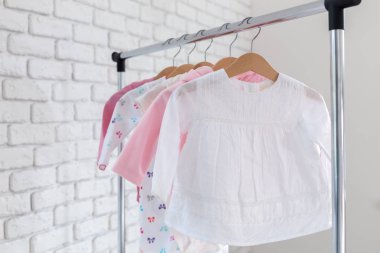 Çocuk Giyim Askıları üzerinde asılı