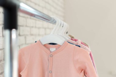 Çocuk Giyim Askıları üzerinde asılı