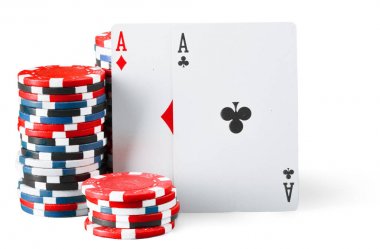 Casino fişi ve beyaz arka plan üzerinde izole kart 