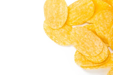 Beyaz arkaplanda izole edilmiş sarı patates cipsi