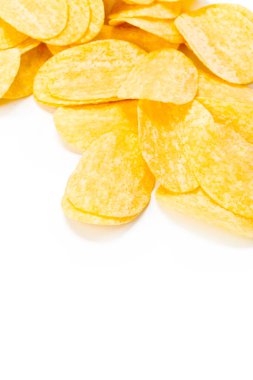 Beyaz arkaplanda izole edilmiş sarı patates cipsi
