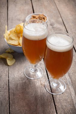 bira bardakları ahşap zemin üzerinde