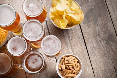 bira bardakları ahşap zemin üzerinde