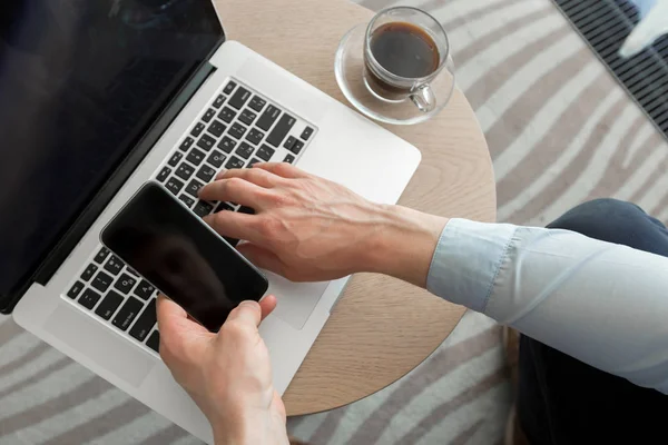 Ung Man Dricker Kaffe Och Använder Laptop — Stockfoto