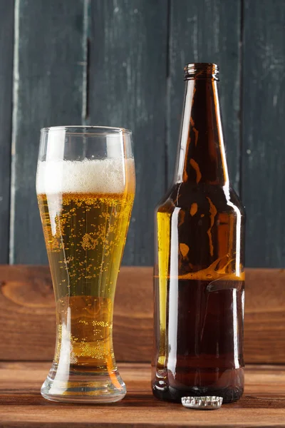 Ποτήρι Μπύρα Και Μπύρα Μπουκάλι — Φωτογραφία Αρχείου
