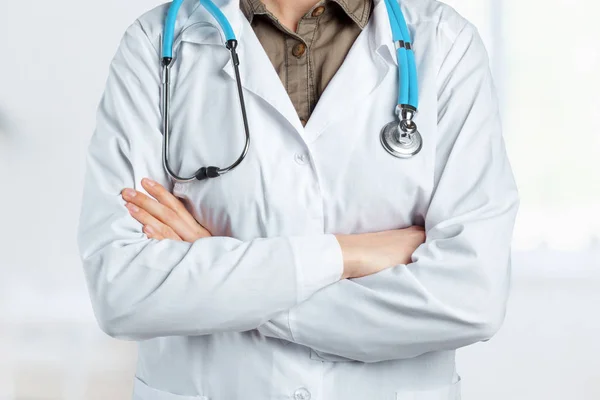 Medico Femminile Con Uno Stetoscopio Vicino — Foto Stock