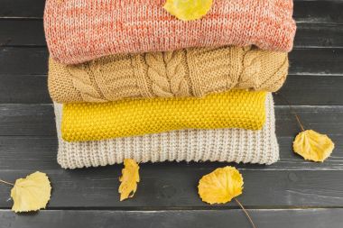 Samimi örülmüş süveter yığını