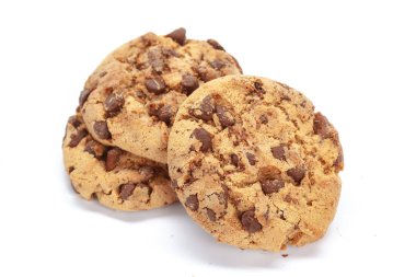 Beyaz arkaplanda çikolata parçalı kurabiyeler