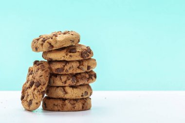 Parlak mavi arka planda çikolatalı kurabiyeler. 