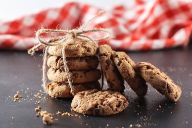 Siyah bir zemin üzerine ev yapımı kurabiye