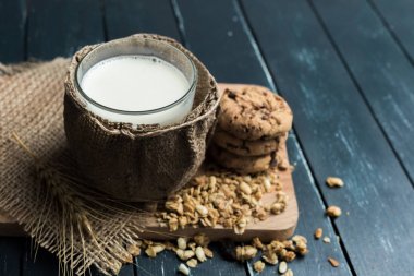 Süt bulanık doğal zemin üzerine masada