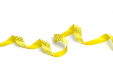 Sarı kurdele beyaz üzerine izole edilmiş.