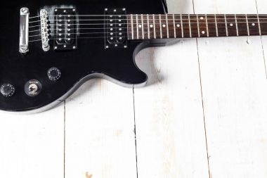 Eski ahşap yüzeyine elektro gitar