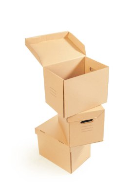 Beyaz arka plan üzerinde izole karton kutular