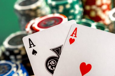 kartları ve yeşil masada Poker fişleri