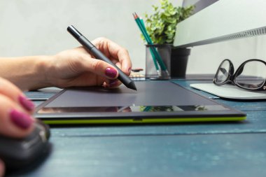 Eller stilus ve tablet grafik tasarımcı çalışma