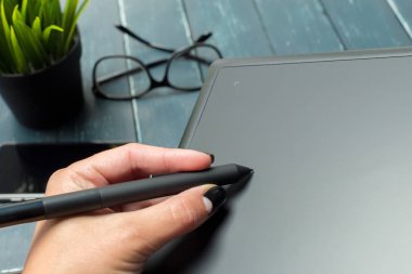 El stilus ve tablet grafik tasarımcı çalışma