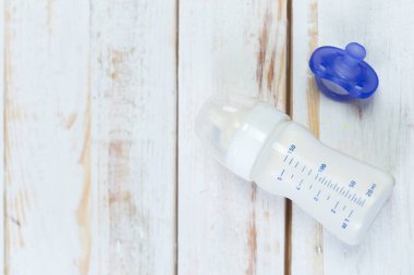 ahşap arka plan üzerinde ortodontik emzik