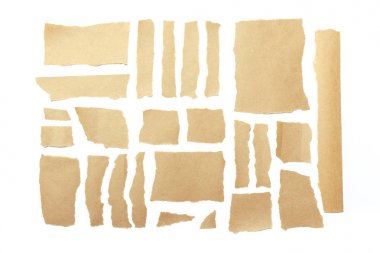 Kağıt beyaz arka plan üzerinde kahverengi yırtık parçaları