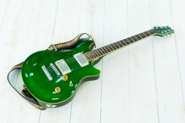 Eski ahşap yüzeyine elektro gitar