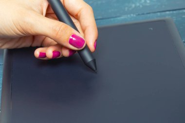 El stilus ve tablet grafik tasarımcı çalışma