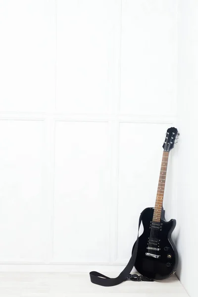 吉他支撑在白色墙壁前面 — 图库照片