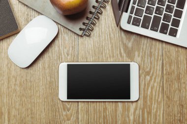 Ofis masaları ile smartphone üstünde o. Yukarıdan görüntülemek.
