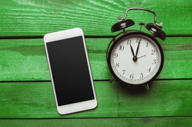 Ofis masaları ile smartphone üstünde o. Yukarıdan görüntülemek.