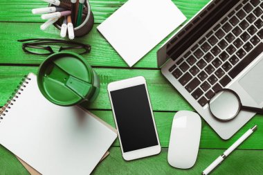 Ofis masaları ile smartphone üstünde o. Yukarıdan görüntülemek.