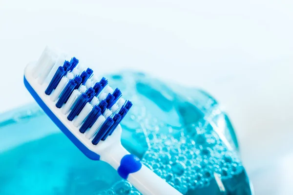 Escova Dentes Perto Fundo Azul — Fotografia de Stock