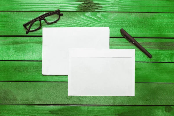 Papel Branco Envelope Sobre Mesa Madeira Verde — Fotografia de Stock