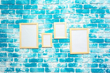 resim çerçeveleri tuğla duvar