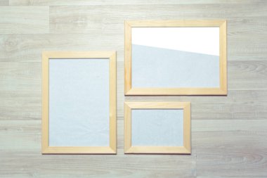Ahşap duvardaki fotoğraf çerçeveleri