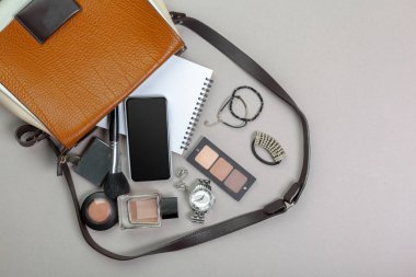 Kadınlar çanta malzeme üstünde göster 