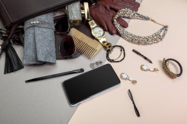 Kadınlar çanta malzeme üstünde göster 